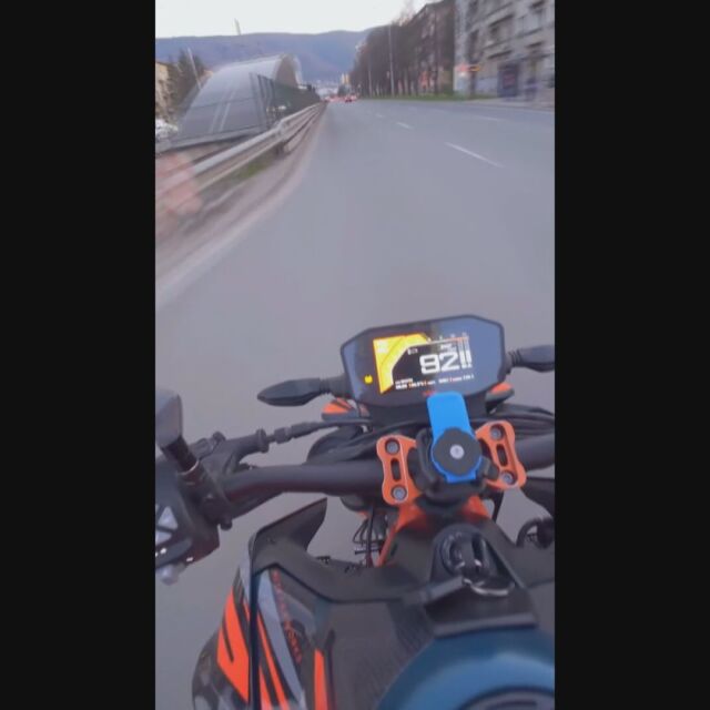 С над 160 км/ч. в София: Клип с мотористи предизвика стотици коментари
