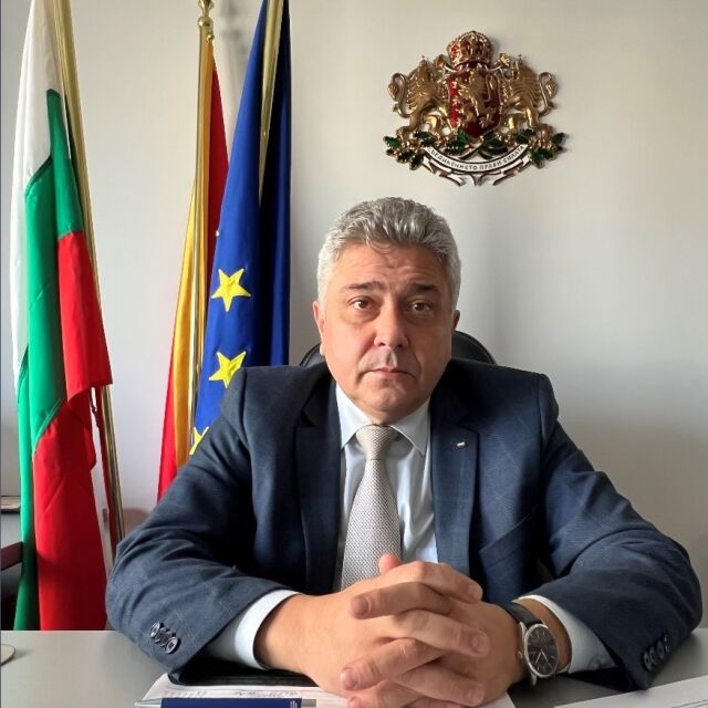 Стефан Димитров остава външен министър до указ на президента
