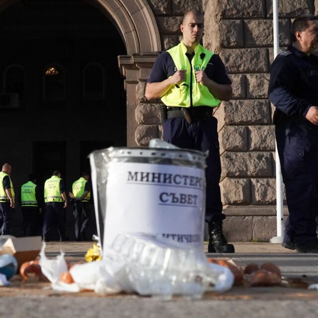 10 часа, след като се закле: Протест срещу служебния кабинет, изсипаха кофа с боклук