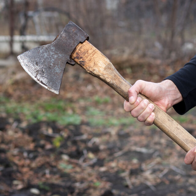  Мъж преби с секира някогашната си жена пред двете ѝ деца 