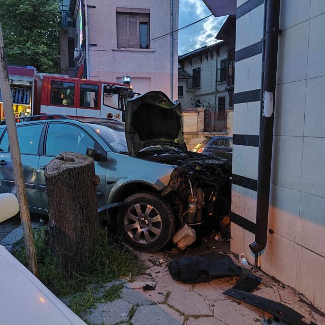  Кола се заби във входа на книжарница в Шумен (СНИМКИ) 