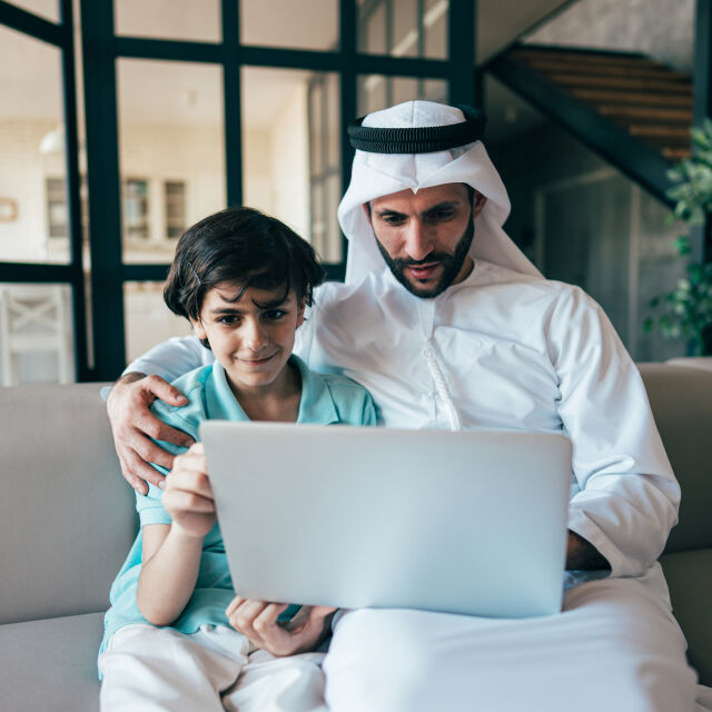 Дубайско дете: Ето ти 3000 долара, напиши ми домашното