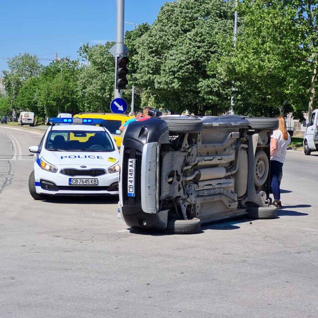 Жена обърна кола по таван на оживено кръстовище в Пловдив (СНИМКA)