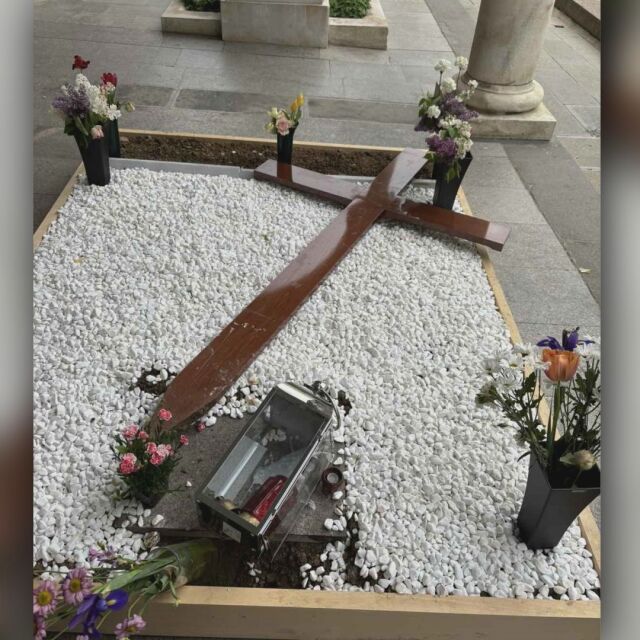Поруган бе гробът на патриарх Неофит (СНИМКИ)