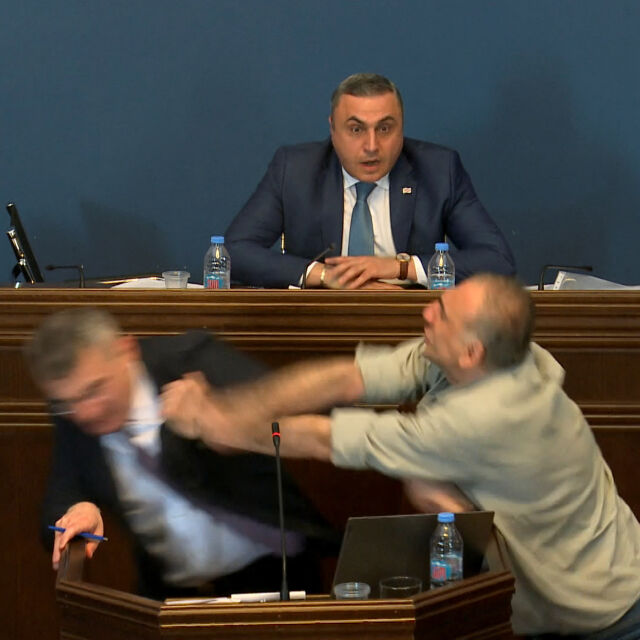 Юмруци в лицето: Грузински депутати се сбиха в парламента (ВИДЕО)