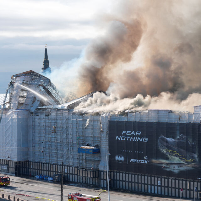 Пожар погълна Старата фондова борса в Копенхаген (ВИДЕО И СНИМКИ)