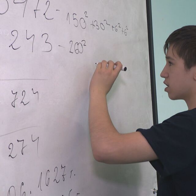  13-годишният Калоян Гешев стана международен първенец по скоростно броене за трети път 