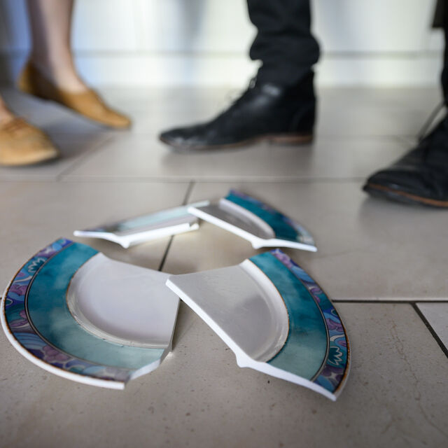  Жена е с порезни рани, откакто мъжът ѝ я замери с порцеланова паница 