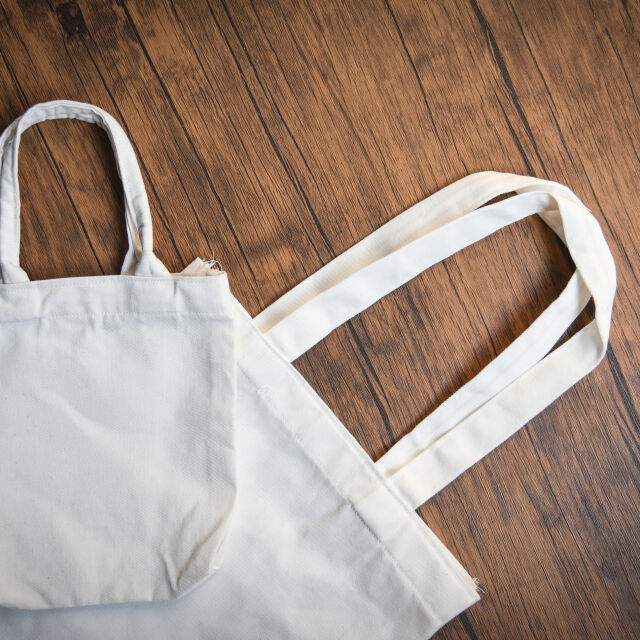  Уволниха касиер в огромна верига поради немаркирани торбички 