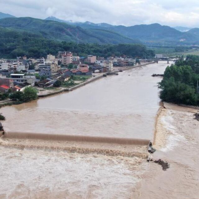 Силни бури и наводнения в Китай, евакуирани са десетки хиляди (ВИДЕО)
