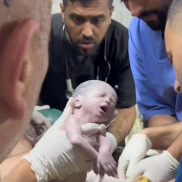  Спасиха бебе от утробата на мъртвата му майка, убита при удар в Ивицата Газа (СНИМКИ) 