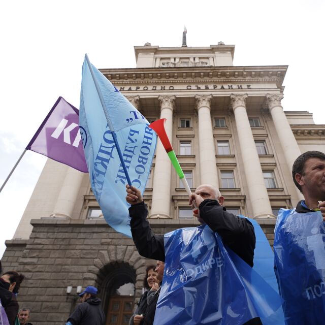 Енергетици и миньори протестират в центъра на София