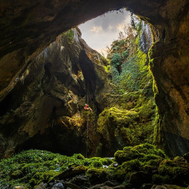 Красота, скрита под земята: Разходка из потайностите на пещерите у нас