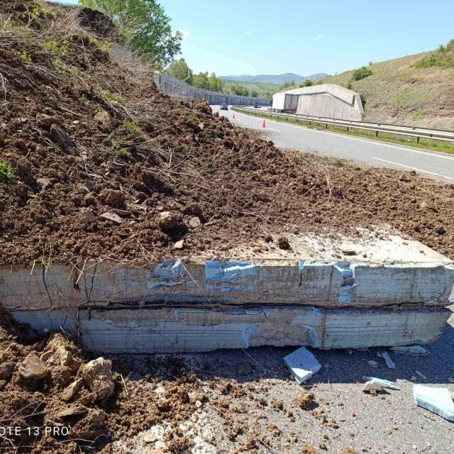  Подпорна стена се срути на Автомагистрала „ Струма 