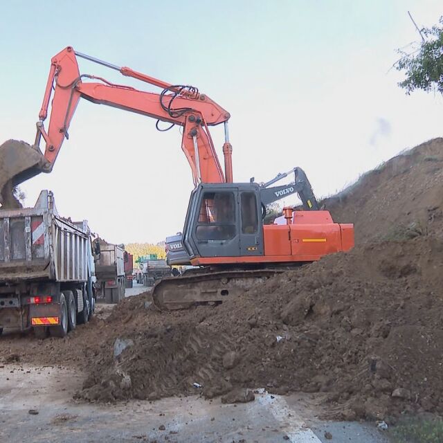  Продължава разчистването на Автомагистрала „ Струма “ след сриването на стена 