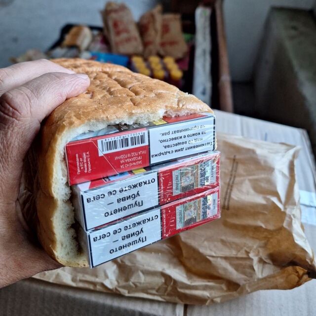 Български самуни хляб се оказаха скривалище за кутии с цигари
