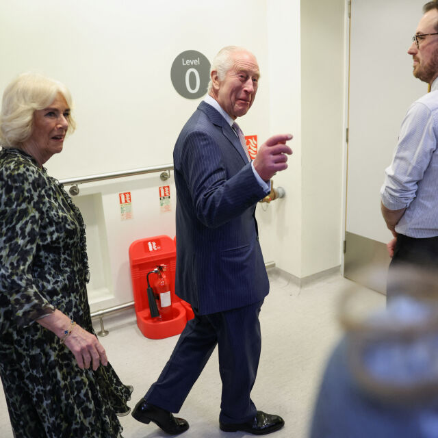 „Радвате ли се, че се върнахте?“ - Чарлз III посети клиника за онкоболни в Лондон (ВИДЕО)