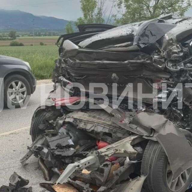 Кмет и шофьорът му оцеляха по чудо в катастрофа край Пловдив (СНИМКИ)