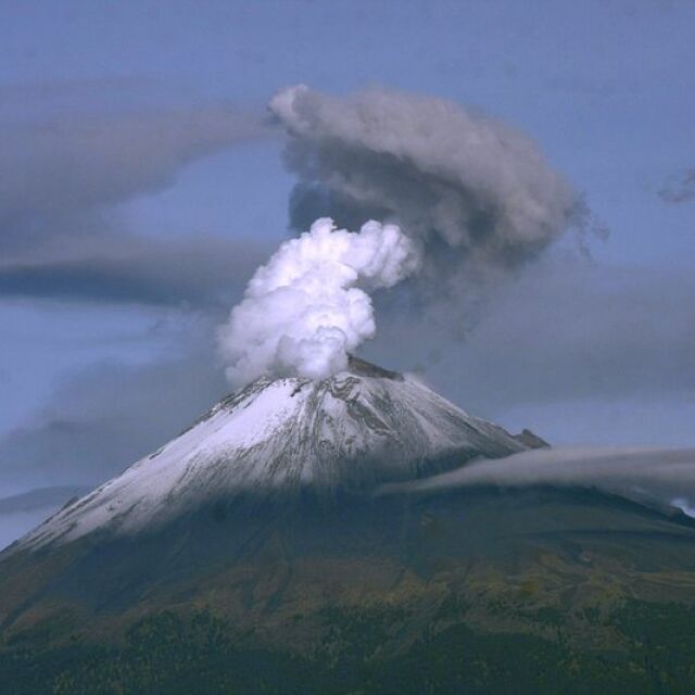 Евакуация: Вулканът Убинас в Перу се активизира