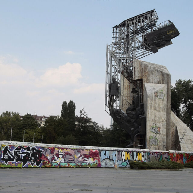 Кметът на София: Моментът за реставрация на паметника пред НДК отдавна е отминал