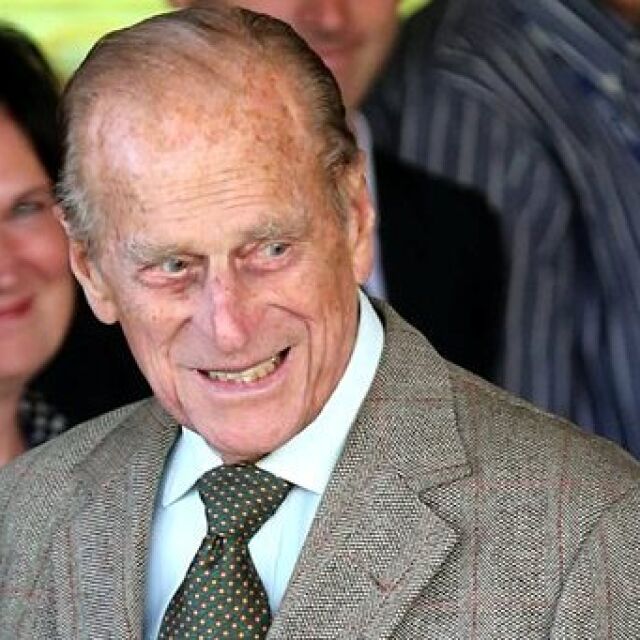 Принц Филип напусна болницата усмихнат