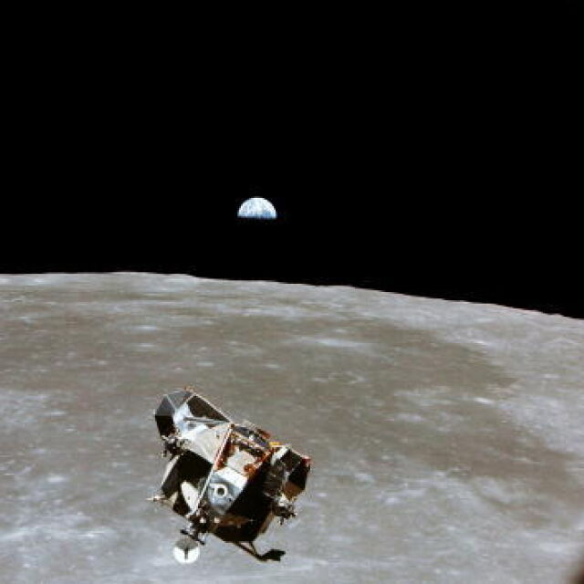 Камера, запечатала стъпването на Нийл Армстронг на Луната, е намерена в килер