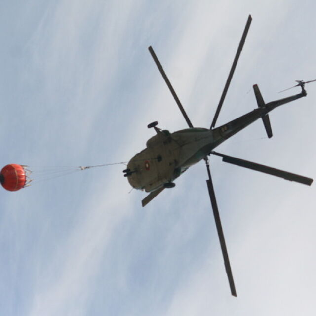 Български вертолет гаси пожари в Черна гора