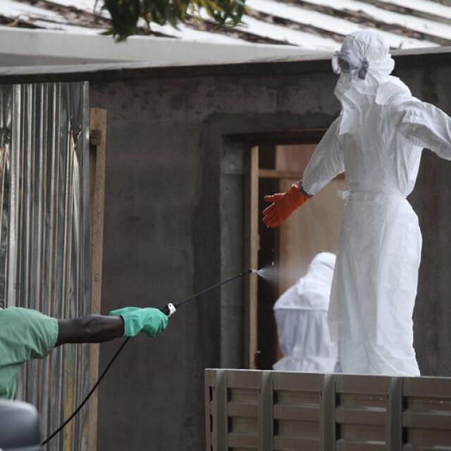 Лекари в Небраска чакат заразен с ебола оператор
