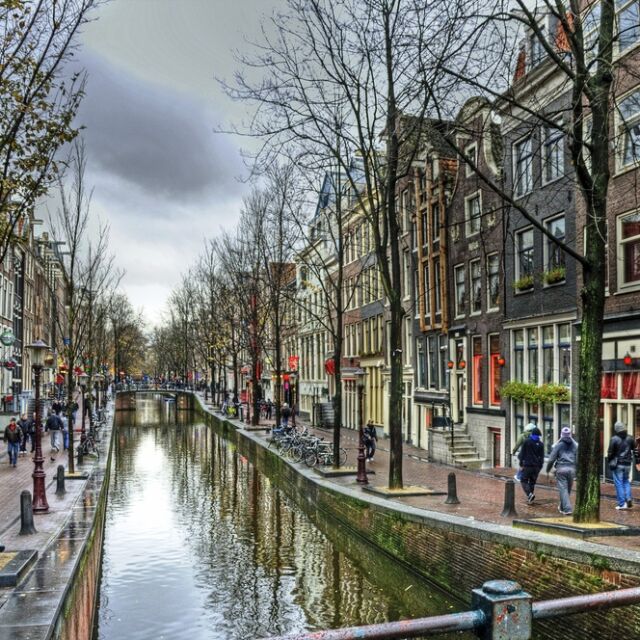Защо Амстердам гони британски туристи?