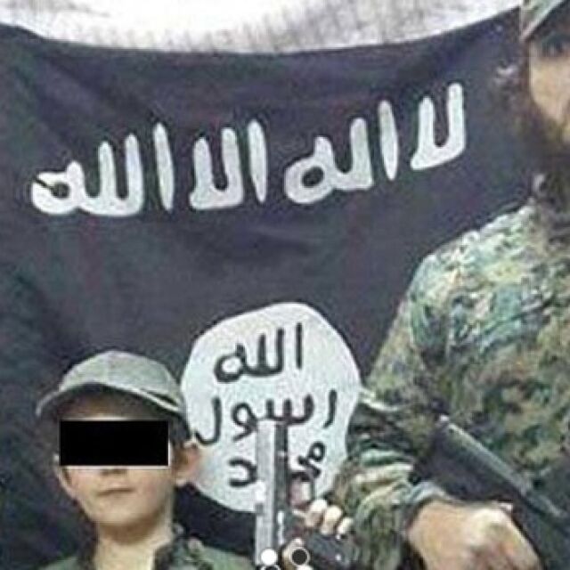 Джихадист публикува снимка на сина си, който държи отрязана глава