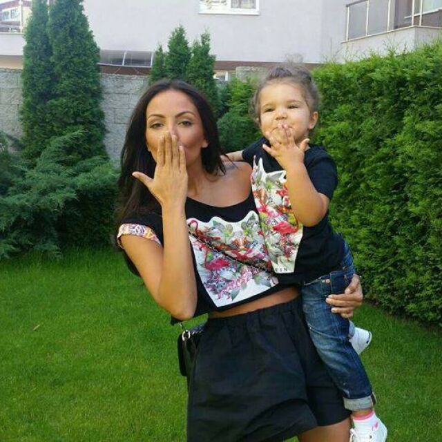 Николета Лозанова и малката Никол с еднакви дрехи