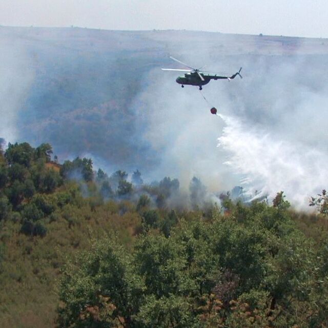 Пожарникари, горски и вертолет се борят с пламъците край Лесово