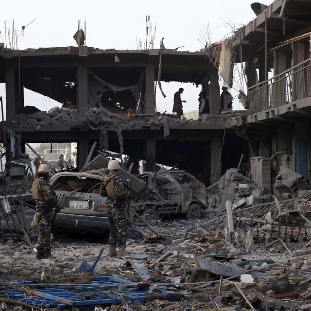 Най-малко 8 убити и около 400 ранени при атентат с камион бомба в Кабул 