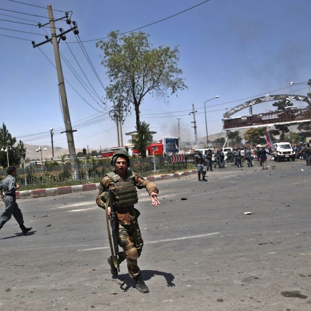 Кола бомба избухна на летището в Кабул (СНИМКИ И ВИДЕО)