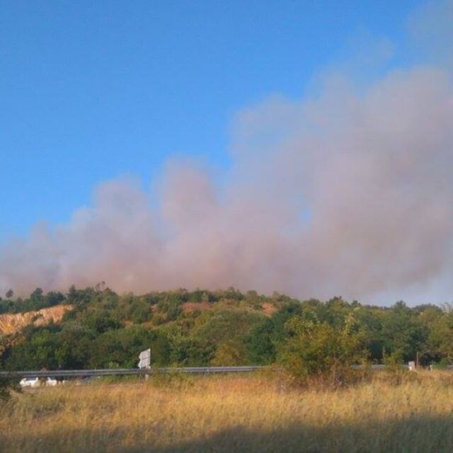Нови горски пожари до Казанлък и Ловеч (СНИМКИ)