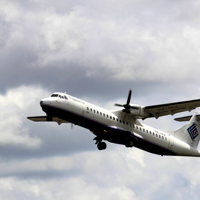  Изгубена е връзката с индонезийски самолет с 54 пътници (ОБНОВЕНА)