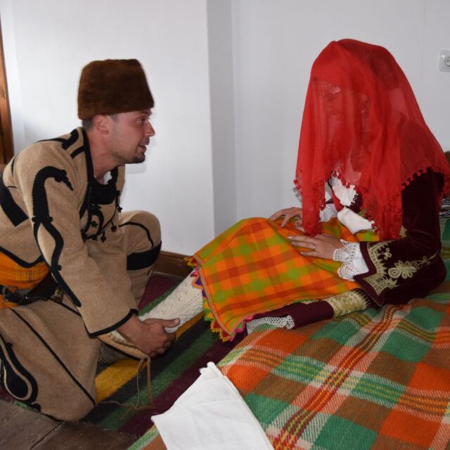 Младоженци спретнаха традиционна родопска сватба в Смолян (СНИМКИ и ВИДЕО)
