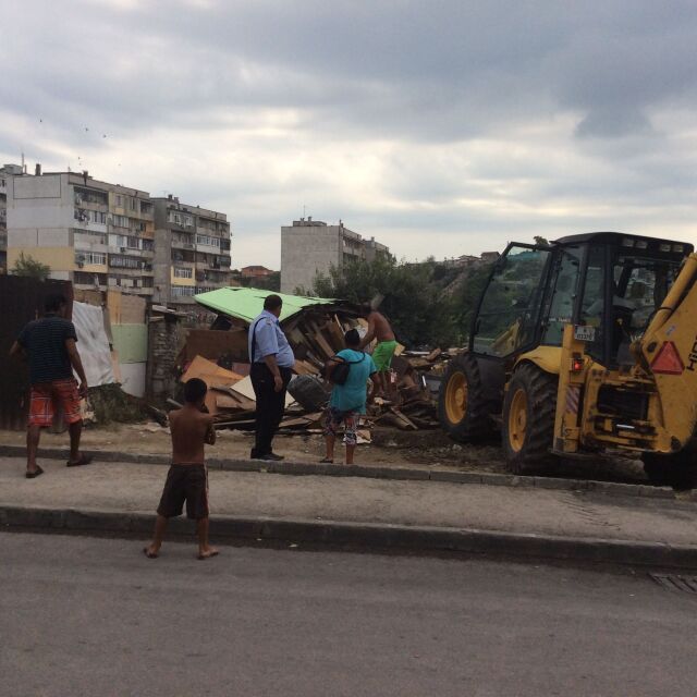 Багери влязоха в ромския квартал Максуда във Варна (ОБНОВЕНА и СНИМКИ)
