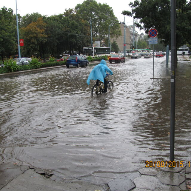 Пловдив стана Венеция след пороен дъжд  (СНИМКИ И ВИДЕО)