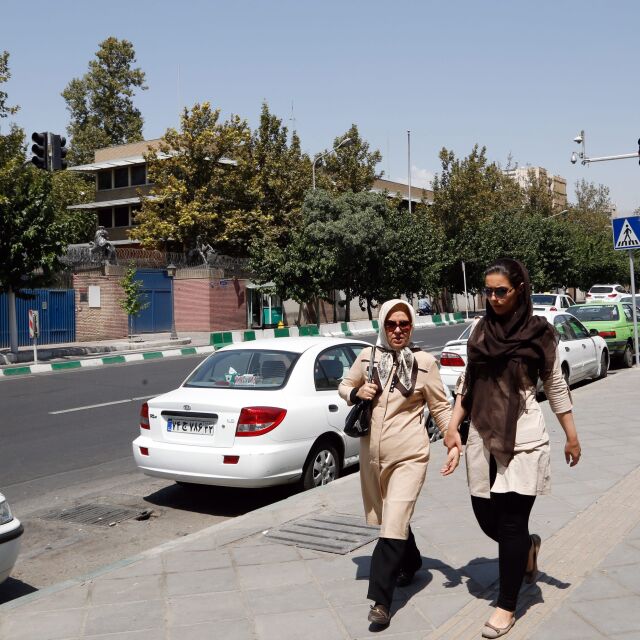 Великобритания отвори посолството си в Иран