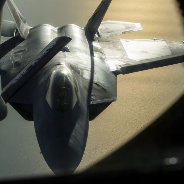 САЩ за първи път разположиха в Европа многоцелеви изтребители F-22 Raptor