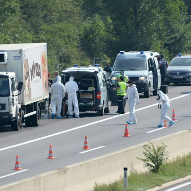 Близо 50 имигранти са намерени мъртви в камион в Австрия (СНИМКИ)