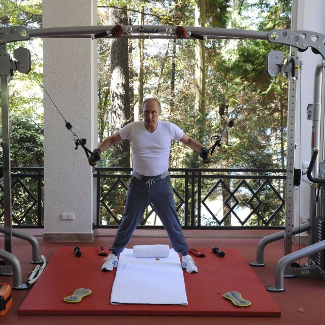 Хора от народа: На фитнес, скара и чай с Путин и Медведев