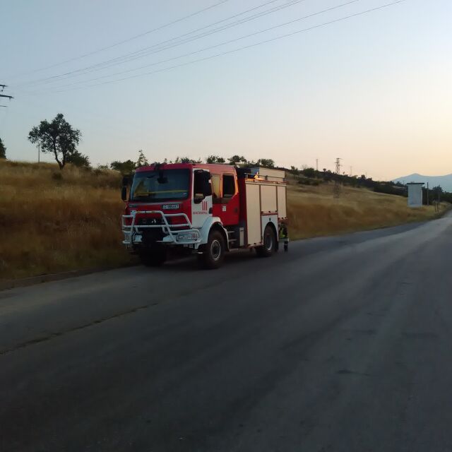 С пет пожарни коли гасят огън в землището на община Калояново