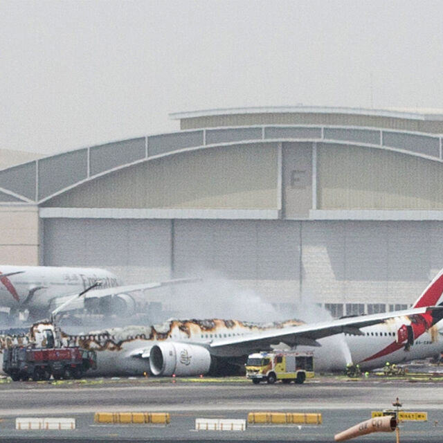 Самолет се запали при кацане в Дубай (ВИДЕО)