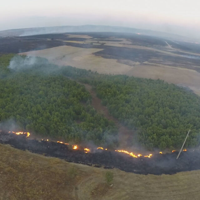 Голям пожар на два фронта избухна край хасковското село Радовец