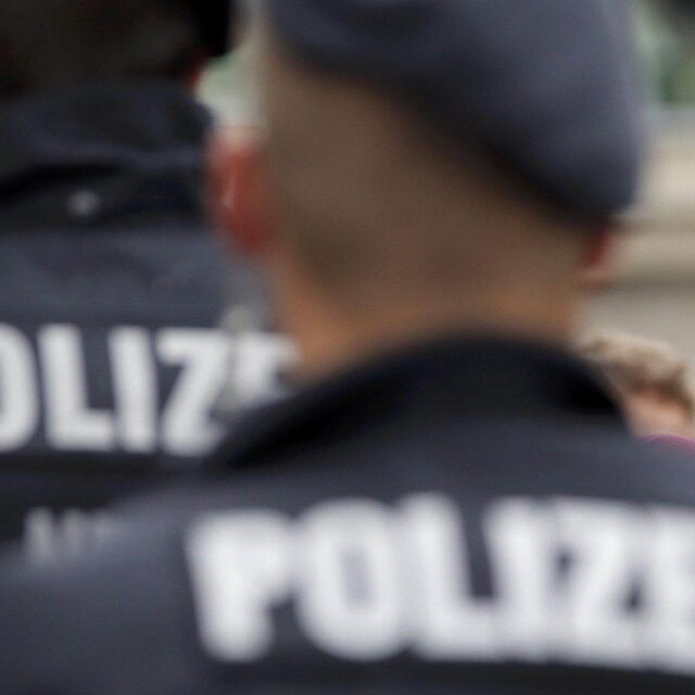 Въоръжен мъж се барикадира в заведение в Германия