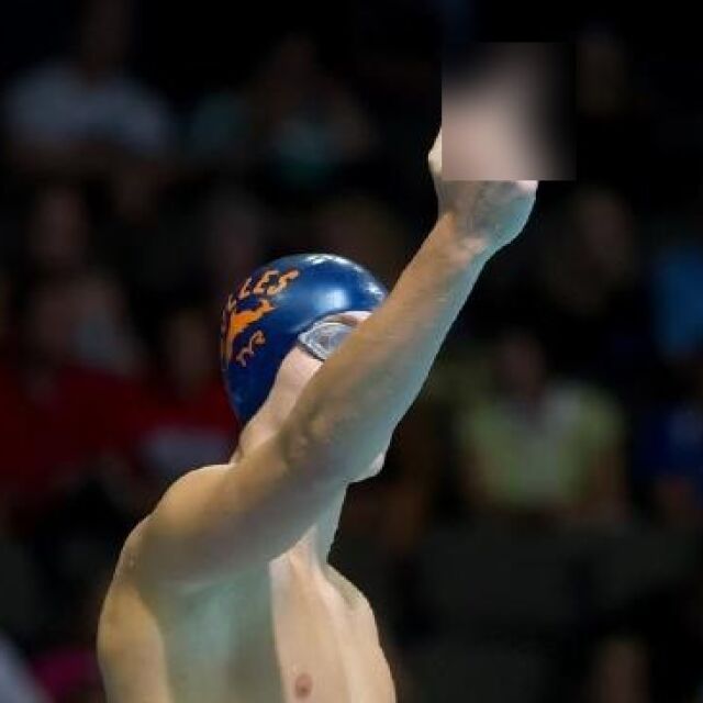 Защо и на кого този канадски плувец показва неприличен жест всеки път преди състезание?
