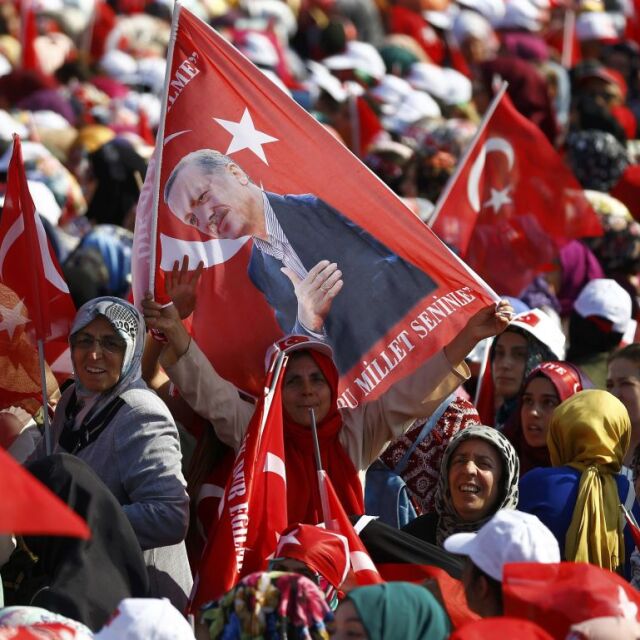 Милиони шестват по улиците на Истанбул в подкрепа на демокрацията 