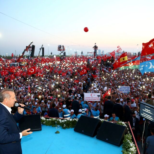 Ердоган, военни, опозиция и поне милион граждани срещу метежа